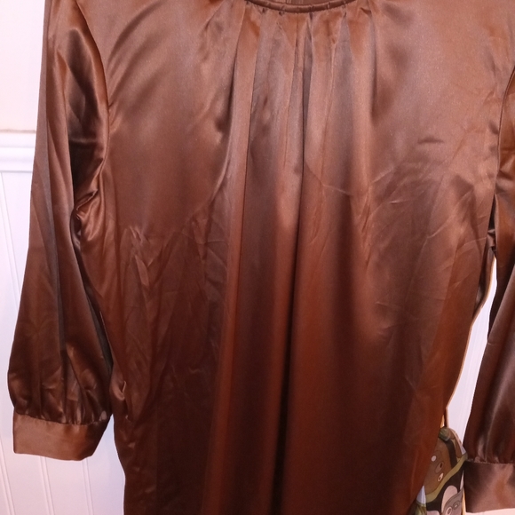 Dressy blouse by Harve Benard Collection. - Picture 4 of 7